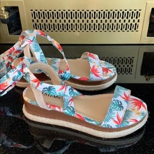Tropical Pattern Tie-Up Platform Sandals